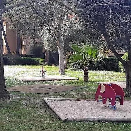 With Pool In The Heart Of דירה